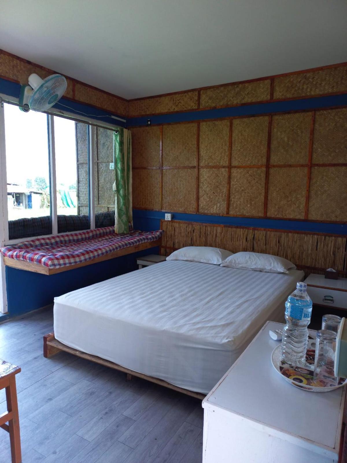 Hippies Colony - Travellers Home Sauraha Buitenkant foto